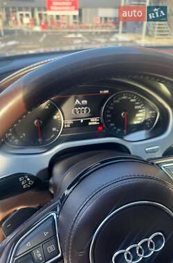 Седан Audi A8 2014 в Ужгороде