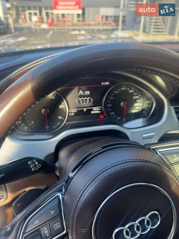 Седан Audi A8 2014 в Ужгороде