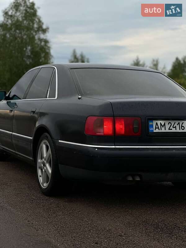 Седан Audi A8 2002 в Малине