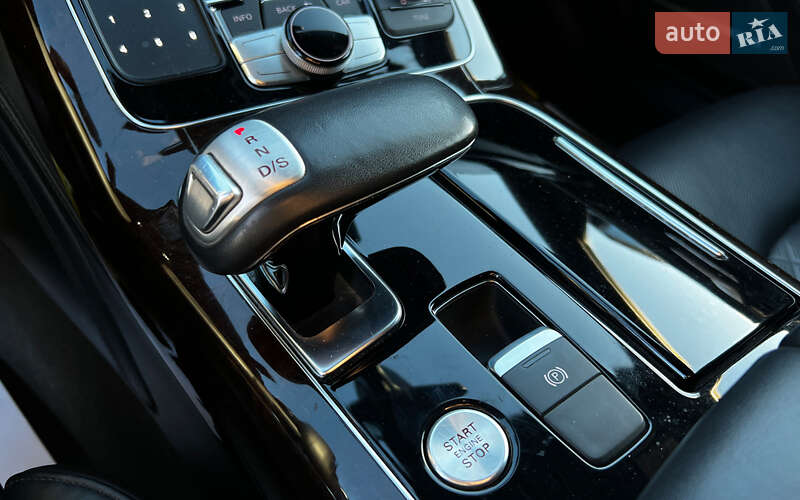 Седан Audi A8 2017 в Львове