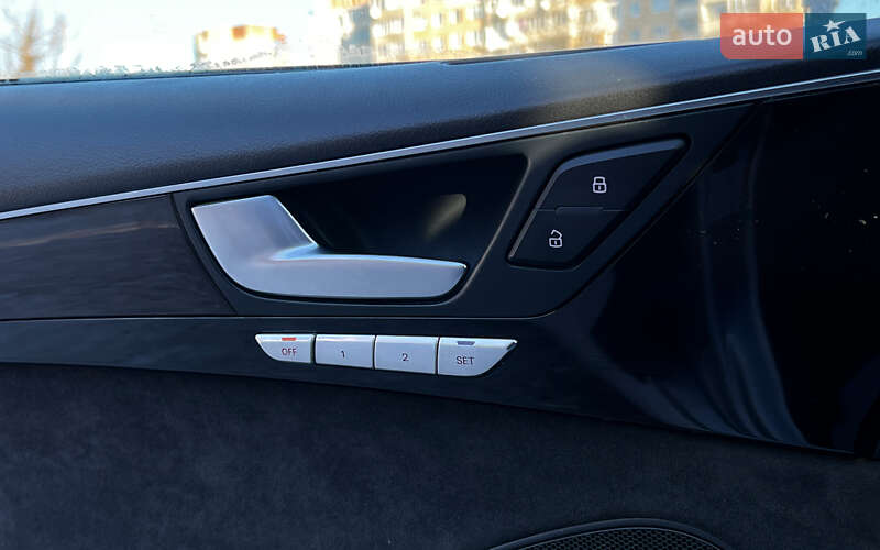 Седан Audi A8 2017 в Львове