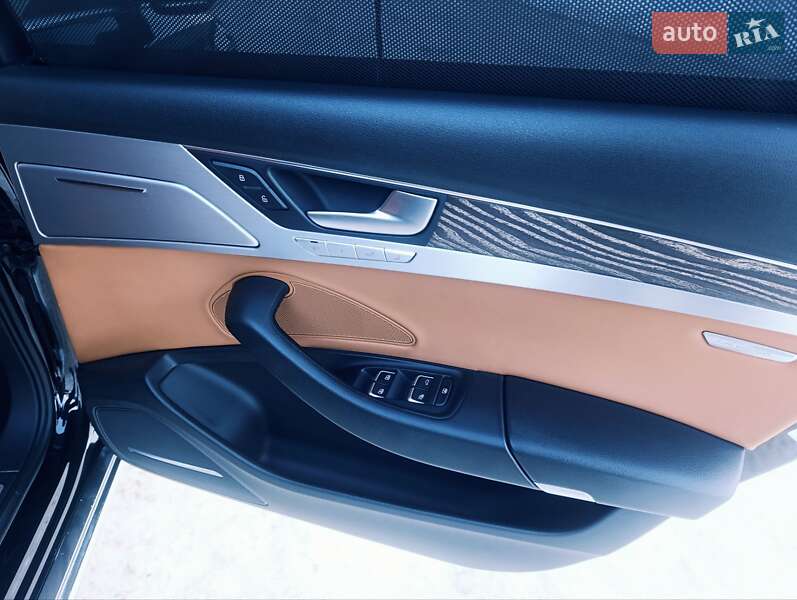 Седан Audi A8 2015 в Чернигове