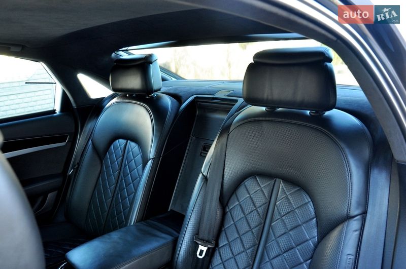 Седан Audi A8 2013 в Львові