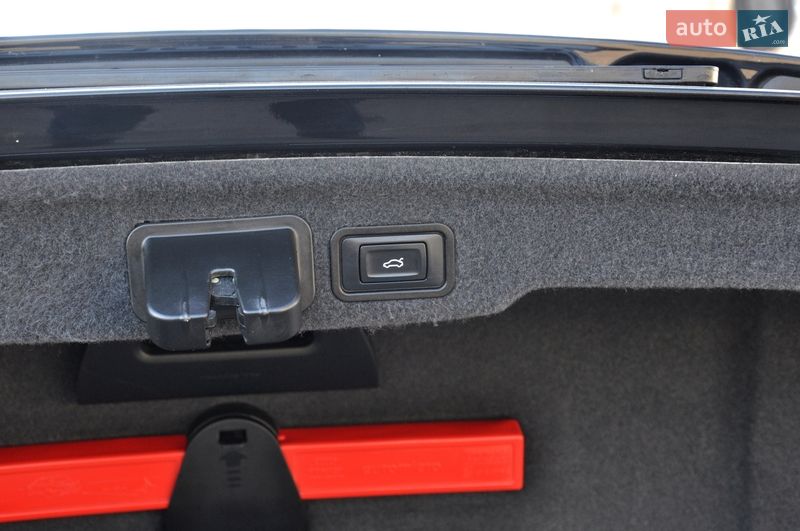 Седан Audi A8 2013 в Львові