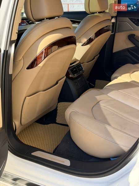 Седан Audi A8 2012 в Одесі