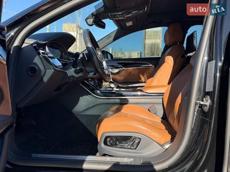Седан Audi A8 2022 в Киеве