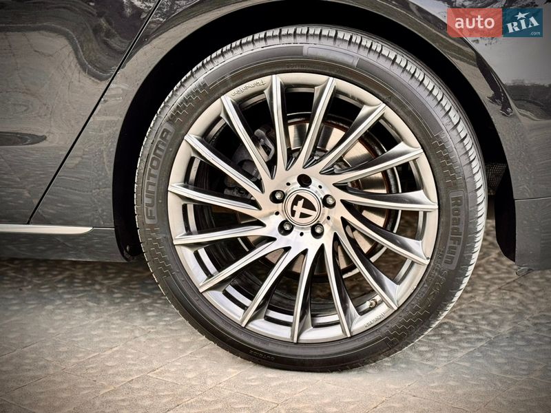 Седан Audi A8 2013 в Львове