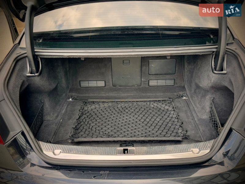 Седан Audi A8 2013 в Львове