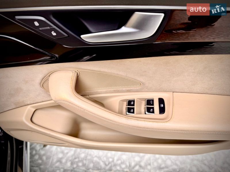 Седан Audi A8 2013 в Львове