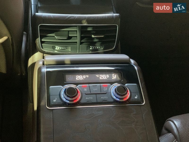 Седан Audi A8 2012 в Черновцах