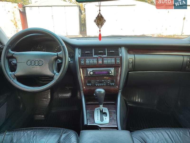 Седан Audi A8 1996 в Кременчуці