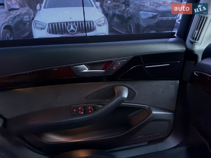 Седан Audi A8 2012 в Черновцах