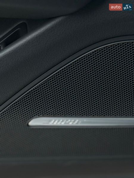 Седан Audi A8 2015 в Одесі