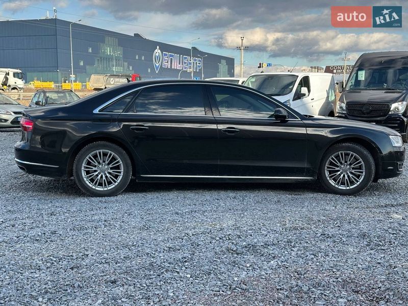 Седан Audi A8 2017 в Львове
