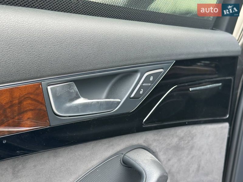 Седан Audi A8 2017 в Львове
