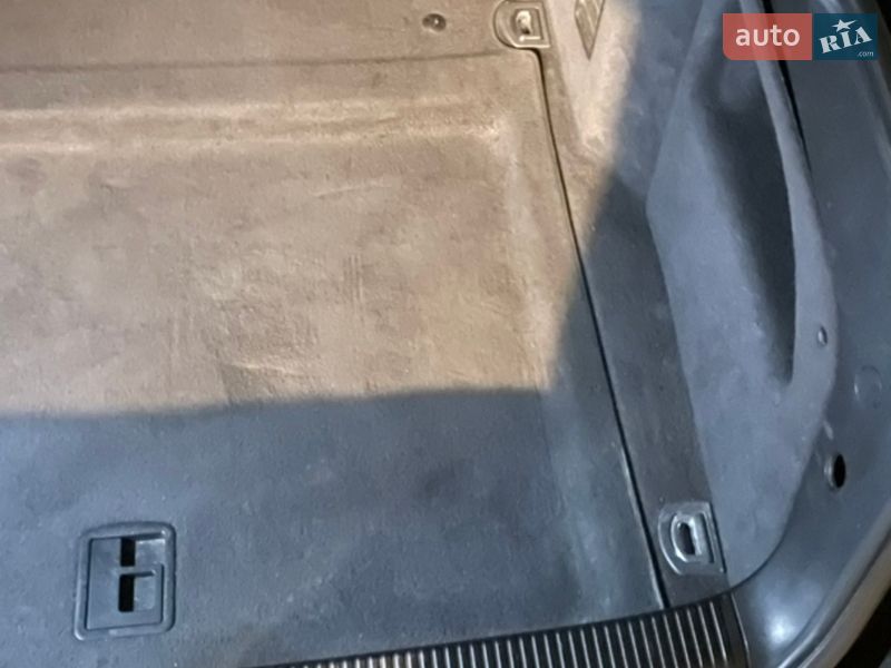 Седан Audi A8 2004 в Днепре