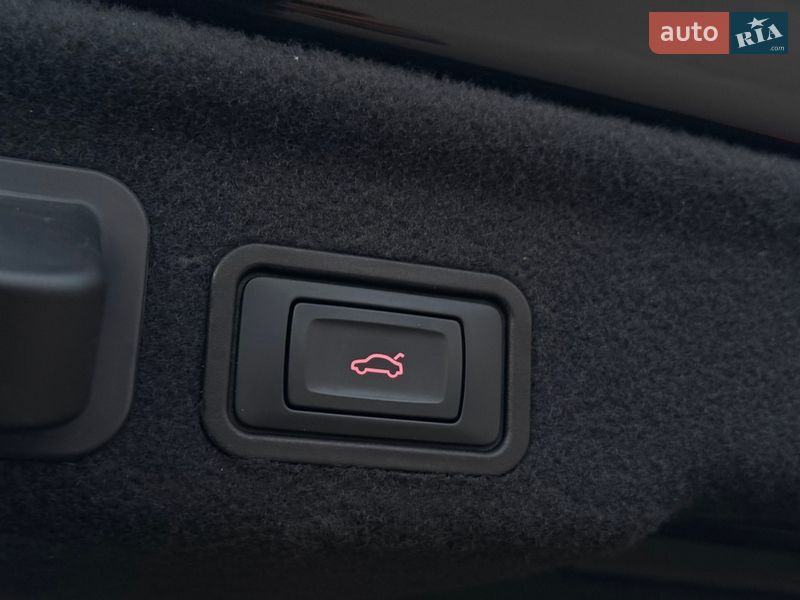 Седан Audi A8 2017 в Харкові