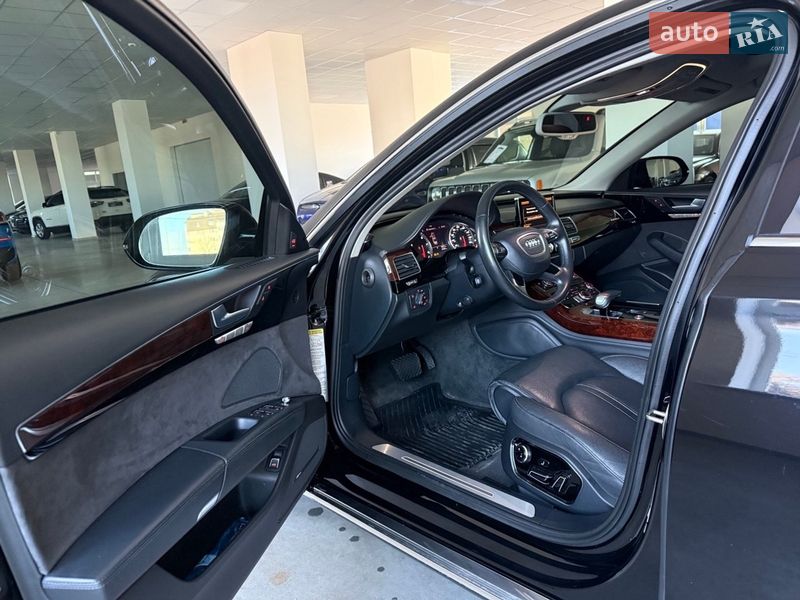 Седан Audi A8 2014 в Полтаві