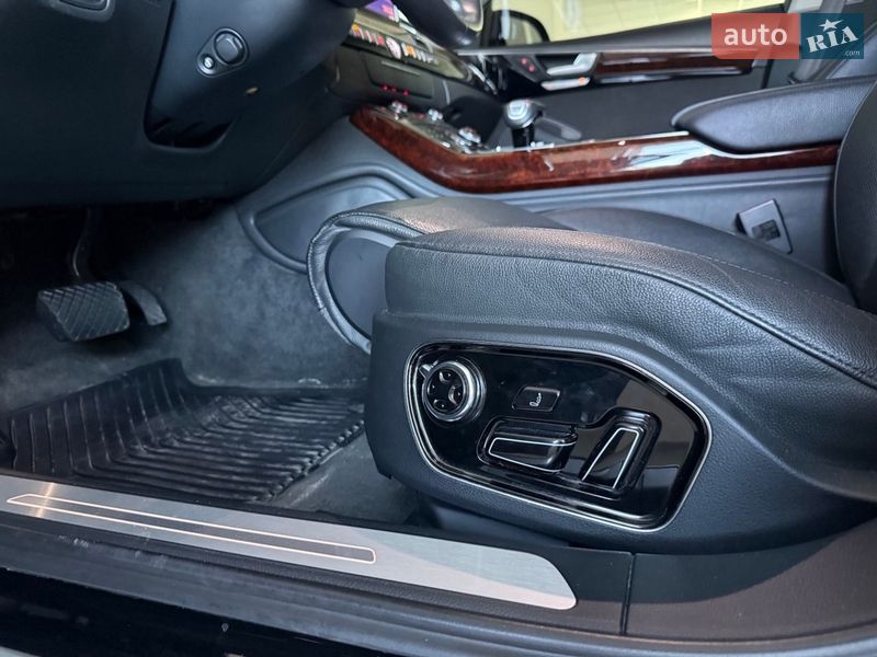 Седан Audi A8 2014 в Полтаві