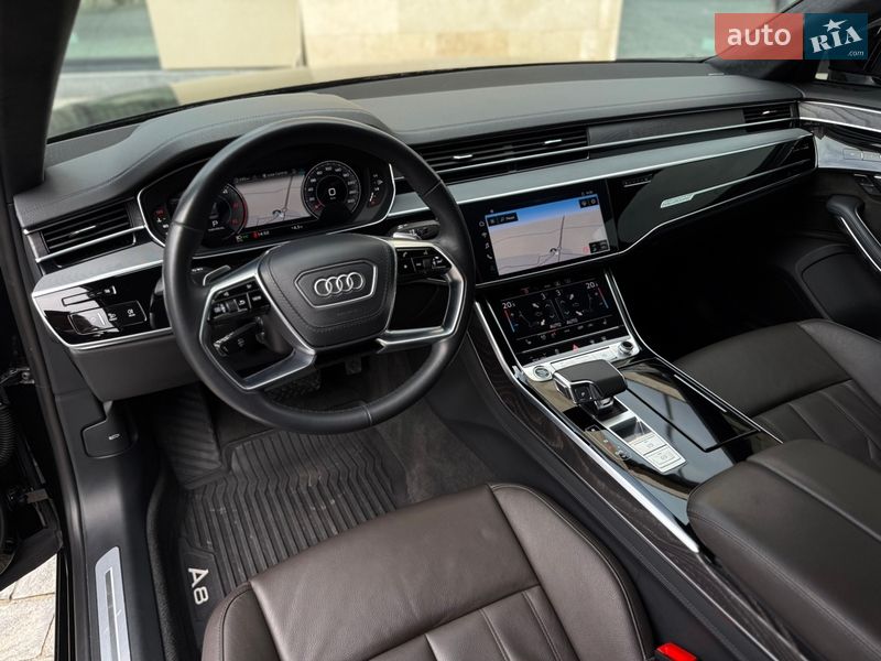 Седан Audi A8 2021 в Львове