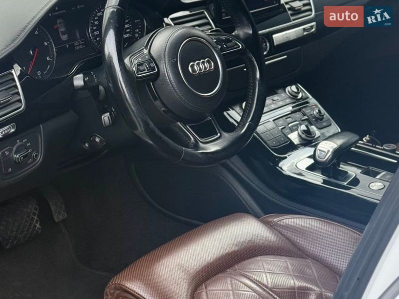Седан Audi A8 2012 в Днепре