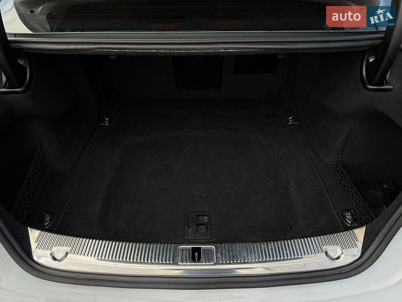 Седан Audi A8 2016 в Кривом Роге