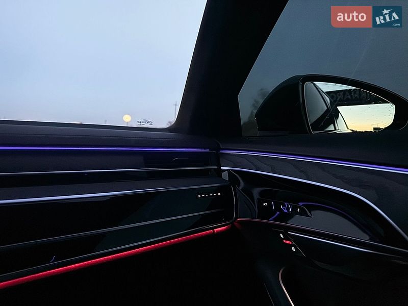 Седан Audi A8 2021 в Львове