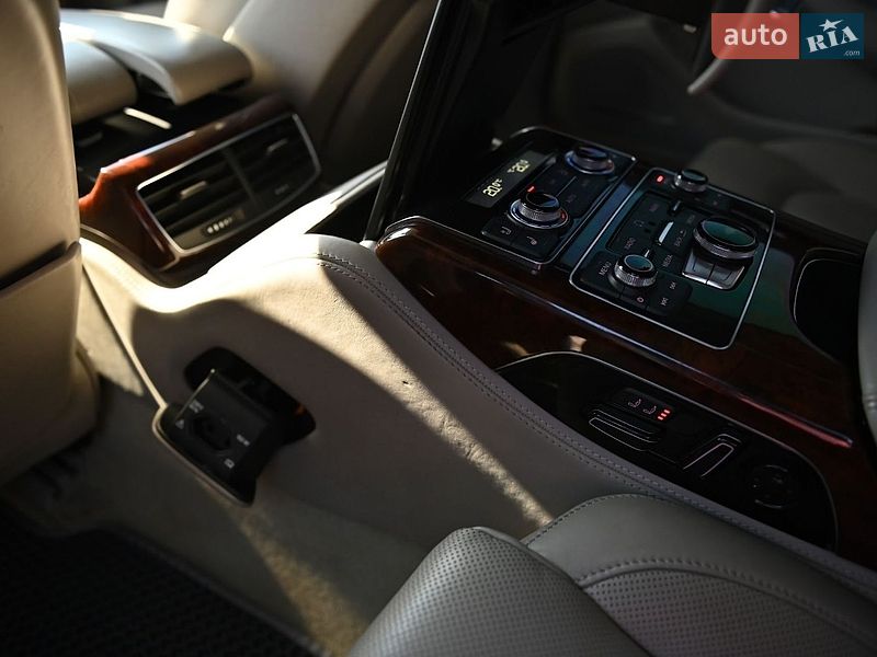 Седан Audi A8 2010 в Ровно