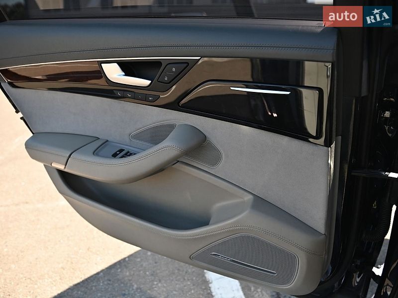 Седан Audi A8 2010 в Ровно
