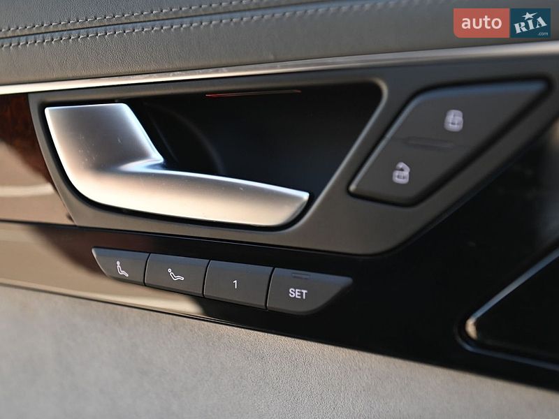 Седан Audi A8 2010 в Ровно