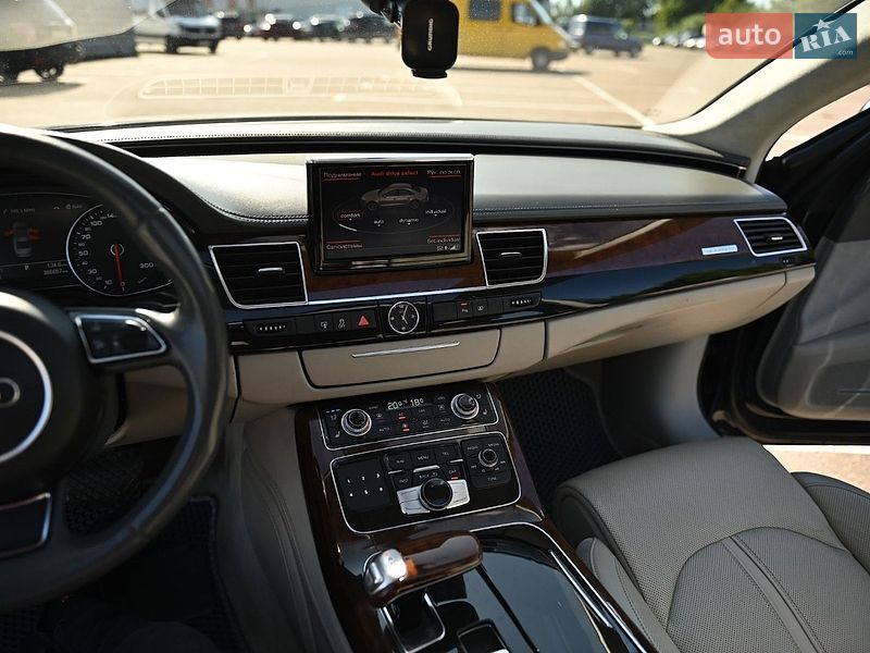 Седан Audi A8 2010 в Ровно