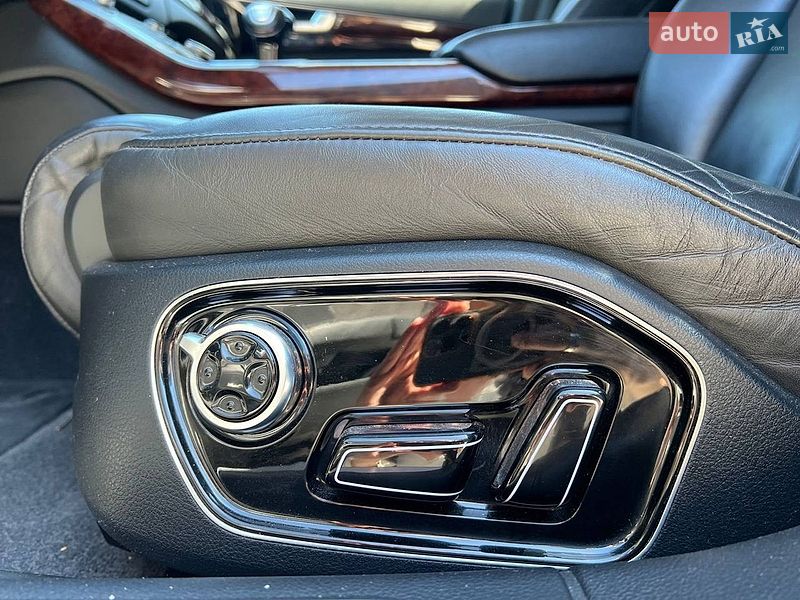 Седан Audi A8 2012 в Львові