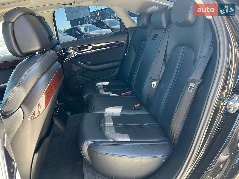 Седан Audi A8 2012 в Львові