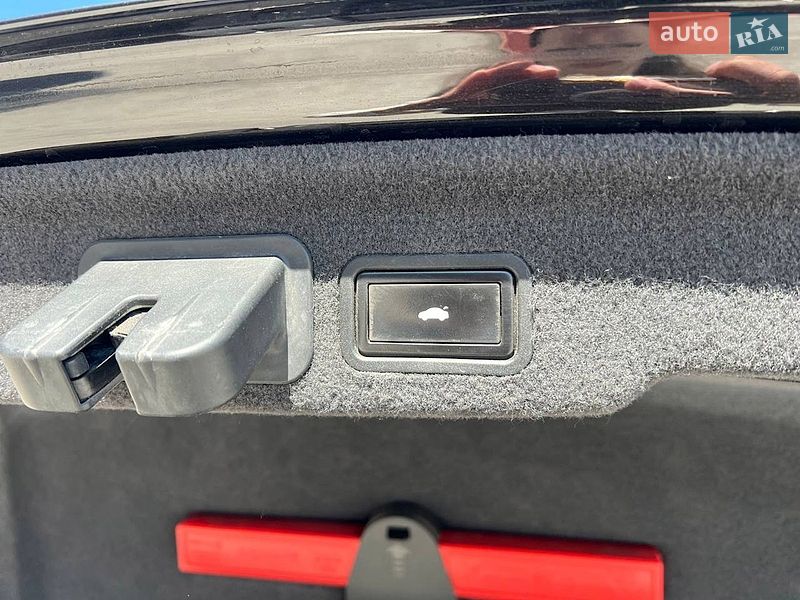 Седан Audi A8 2012 в Львові
