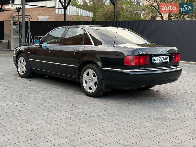 Седан Audi A8 2000 в Староконстантинове