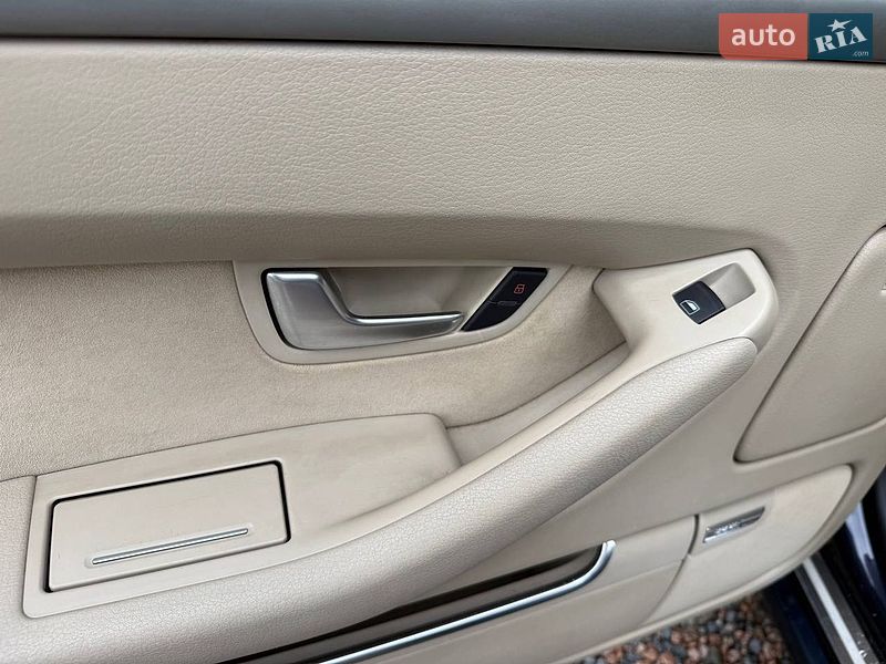 Седан Audi A8 2009 в Стрию