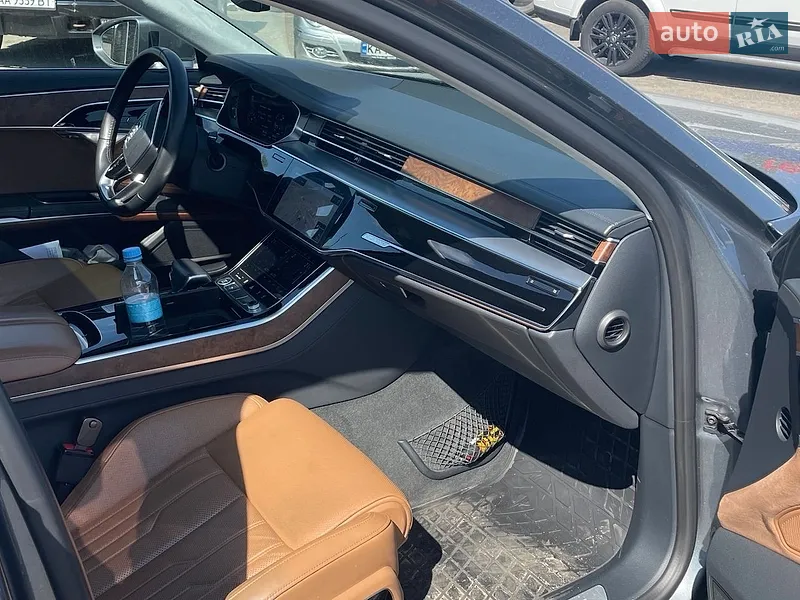 Audi A8 2018 VIN WAU8DAF83KN010633 фото оголошення 32 з 176