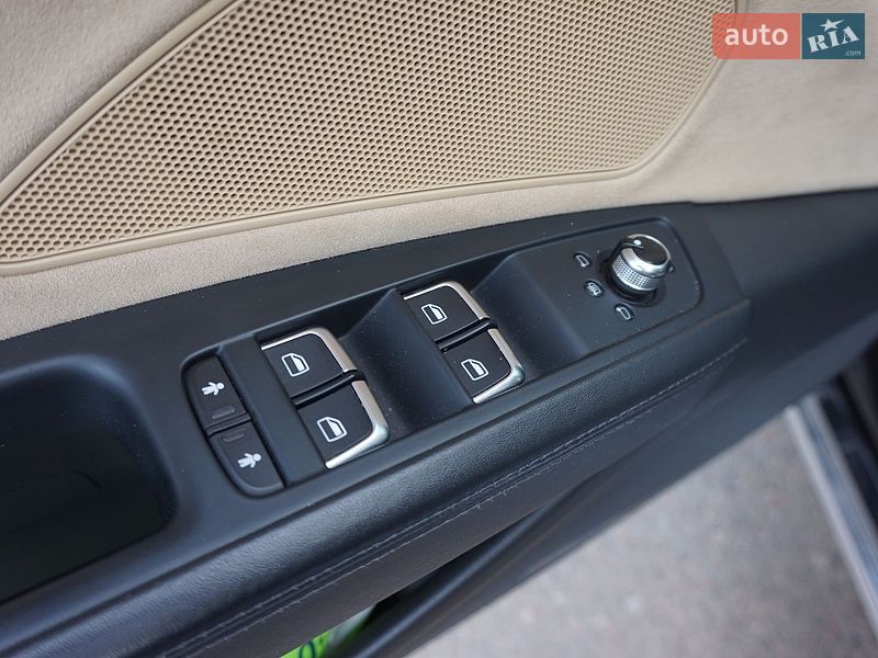 Седан Audi A8 2012 в Одесі