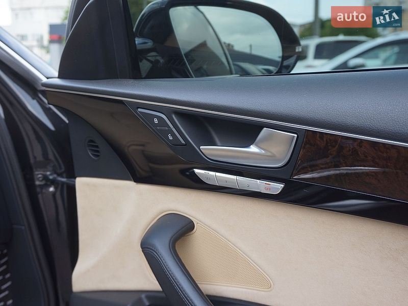 Седан Audi A8 2012 в Одесі