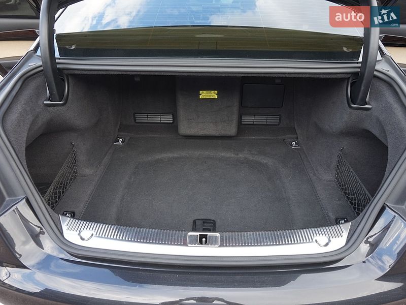 Седан Audi A8 2012 в Одесі