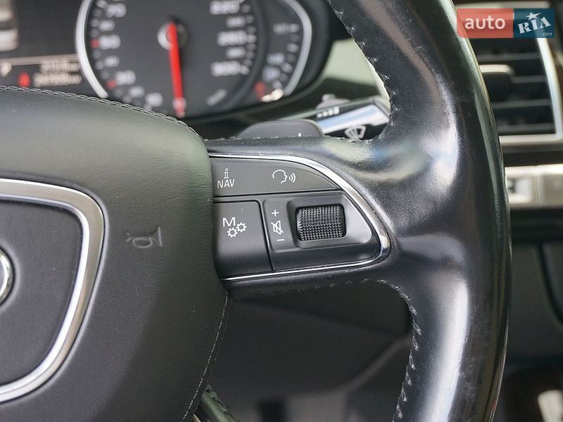 Седан Audi A8 2012 в Одесі