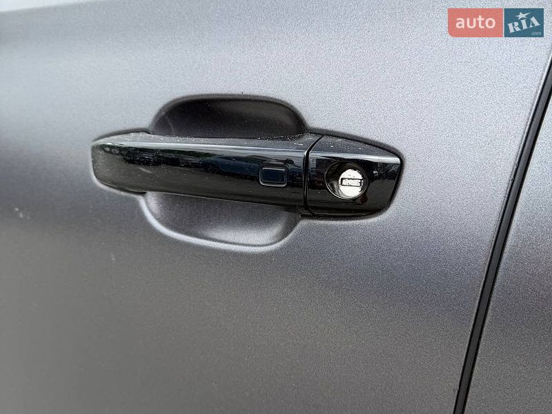 Седан Audi A8 2016 в Львові