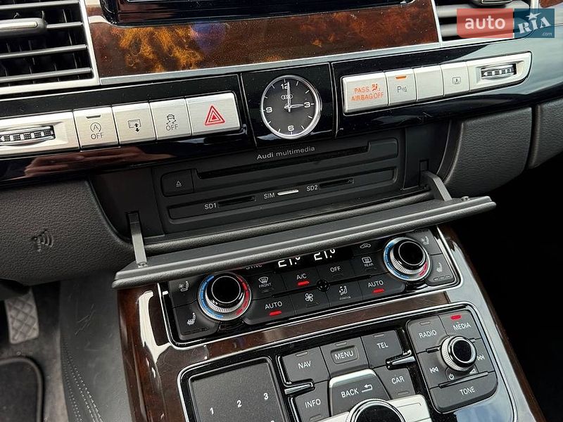 Седан Audi A8 2016 в Львові
