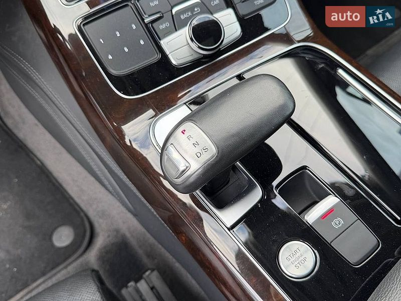 Седан Audi A8 2016 в Львові