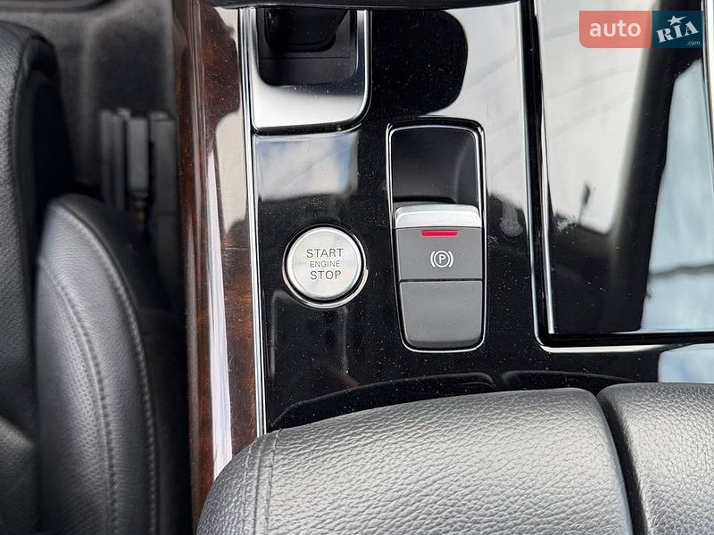 Седан Audi A8 2016 в Львові