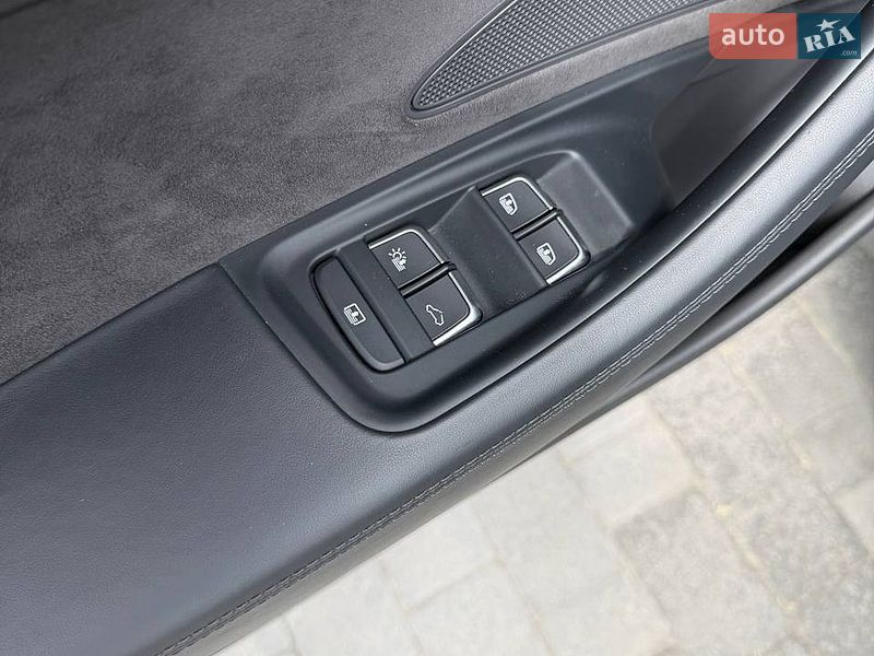 Седан Audi A8 2016 в Львові