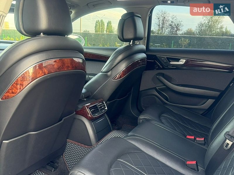 Седан Audi A8 2012 в Вараше