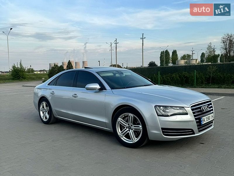 Седан Audi A8 2012 в Вараше