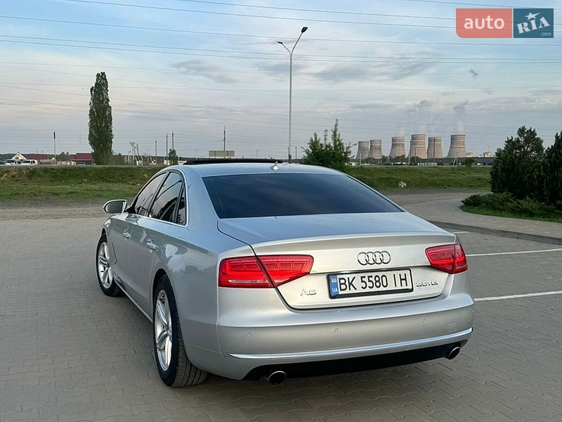 Седан Audi A8 2012 в Вараше