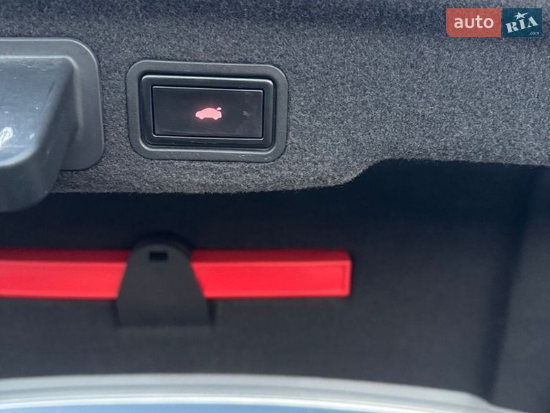 Седан Audi A8 2012 в Вараше